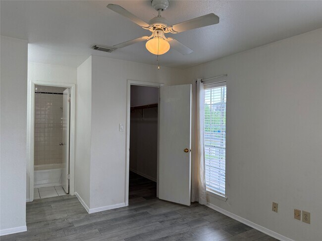 Building Photo - 2626 Holly Hall St