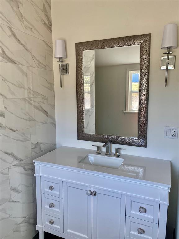 Building Photo - 305 Hall St