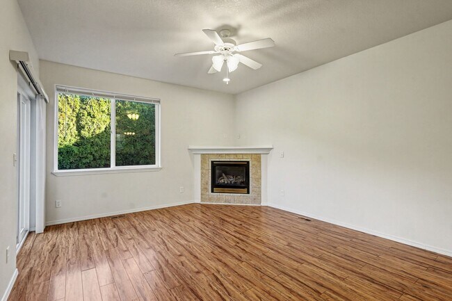 Building Photo - Two-Story 3 bed, 2.5 bath Home in East Salem with Large Bonus Room!