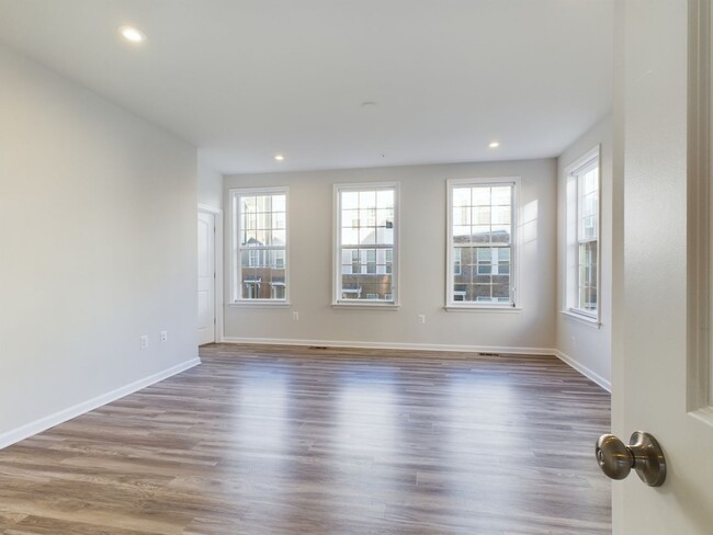 Building Photo - Stunning, Bright 2 Bedrooms  2 1/2 Bathroo...