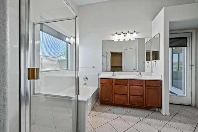 Building Photo - 8205 S 45th Ln