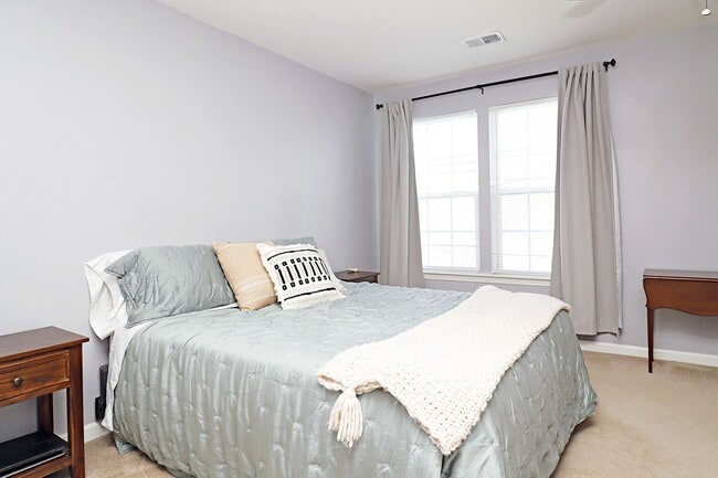 Building Photo - Spring Creek Living! Pet-Friendly Townhome