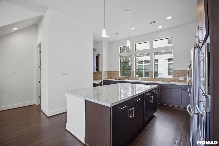 Building Photo - 1706 Alamo St