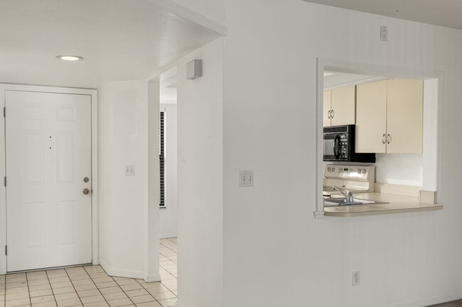 Building Photo - JK - Gulf access with dock and lift Boaters and Canal View Lover's Delight - 2 bedroom 2 bathroom...