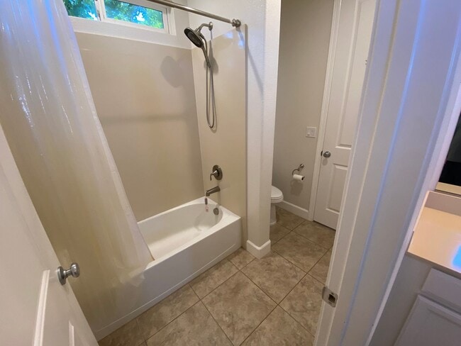 Building Photo - Modern 4 Bed, 3.5 Bath Home with Solar, St...