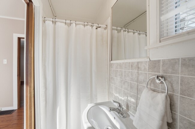 Building Photo - 1033 Forest Ave