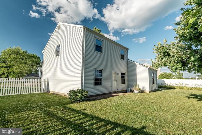 Building Photo - 10 Honey Locust Ln