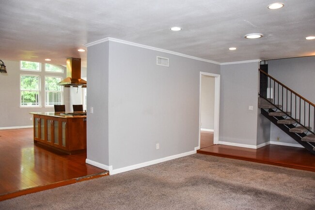 Building Photo - Large Home in North Orange