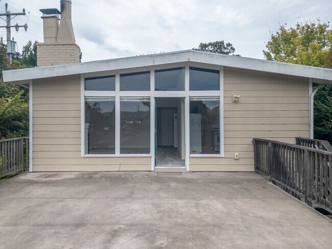 Building Photo - 2BR/1BA Shared Garage + W/D + Deck PROGRES...