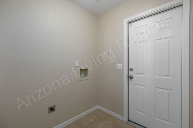 Building Photo - THREE CAR POOL HOME