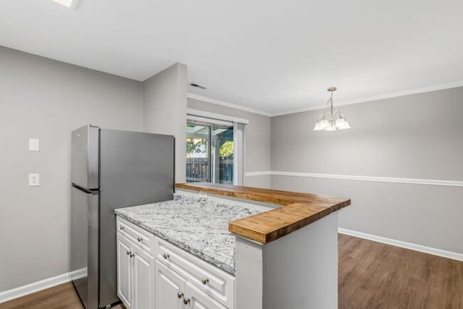 Building Photo - Updated 2-bedroom, 2.5-bath property Greensboro!