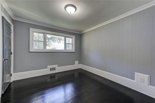 Building Photo - 2325 Elmwood Cir SE