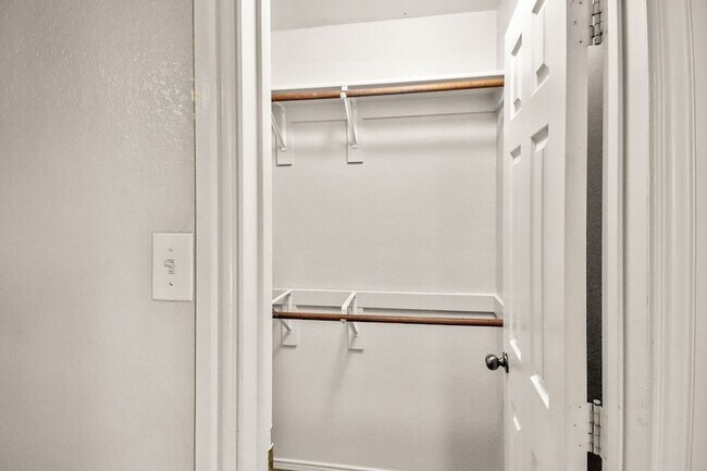 Building Photo - 1075 Wood Stream Dr