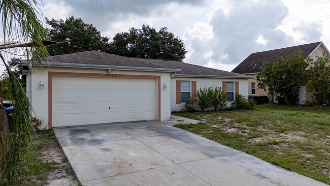 Building Photo - "Charming 3-Bedroom Retreat with 2 Full Ba...