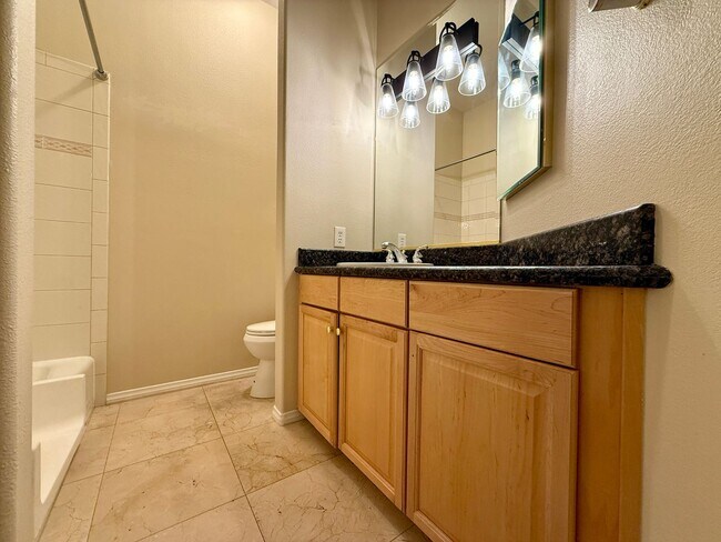 Building Photo - Grand 3 bedroom home with lake and golf co...