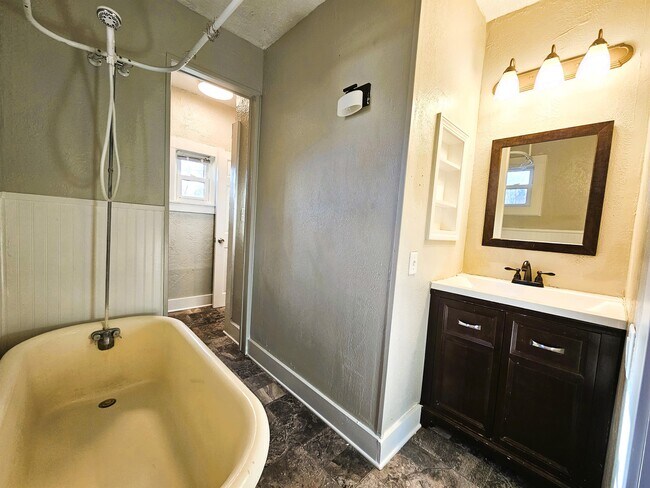 Building Photo - 419 Chestnut St