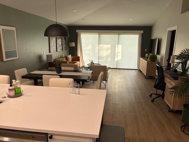 Building Photo - 202 Club Dr