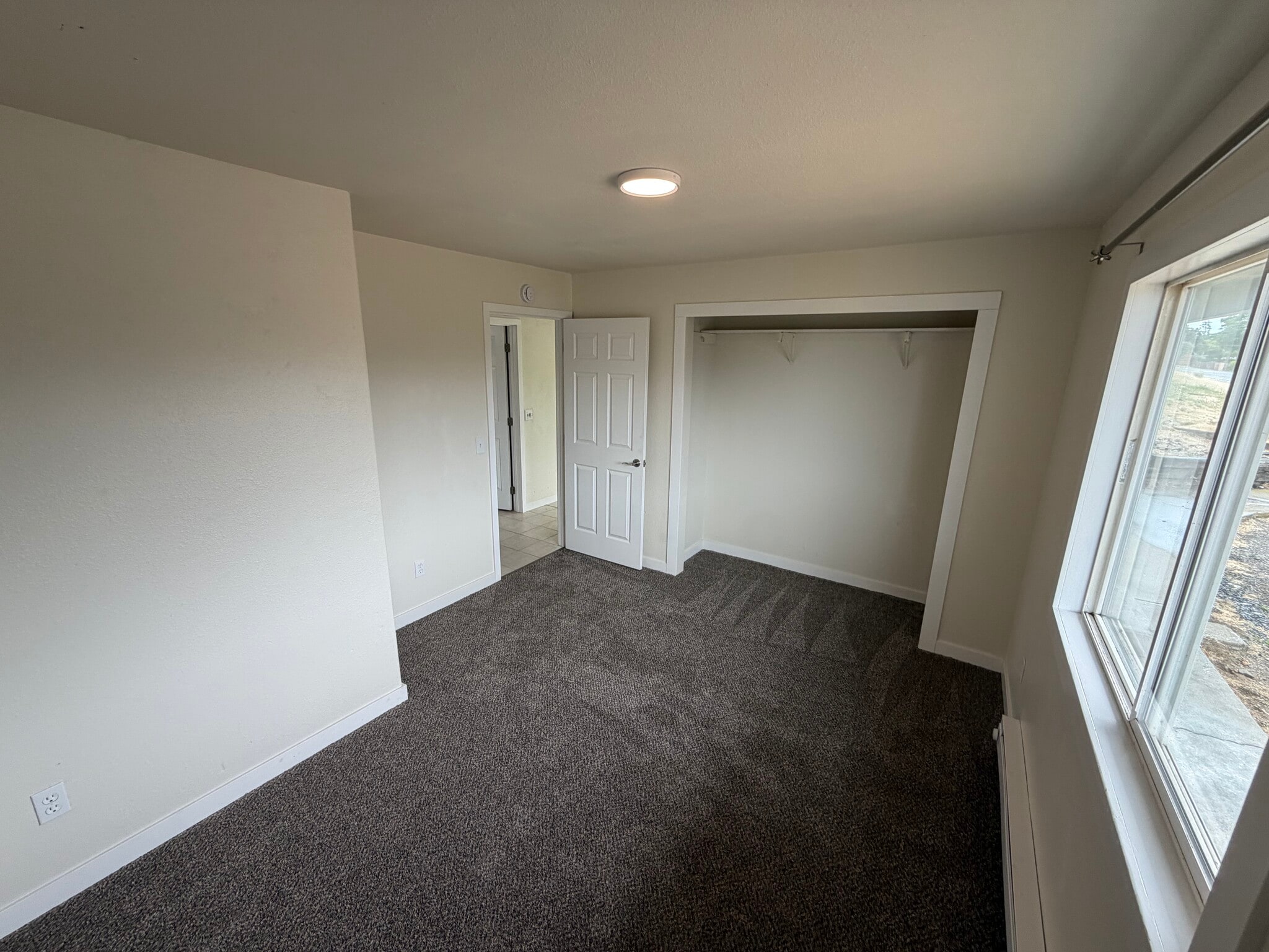 bedroom 1 - 404 West Klickitat ave