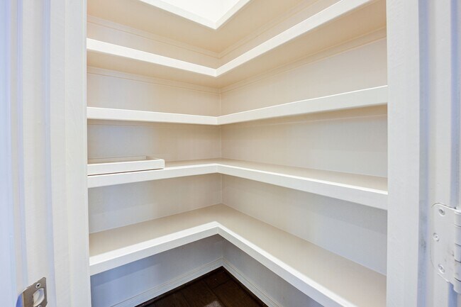 Building Photo - 11 E Wedgemere Cir