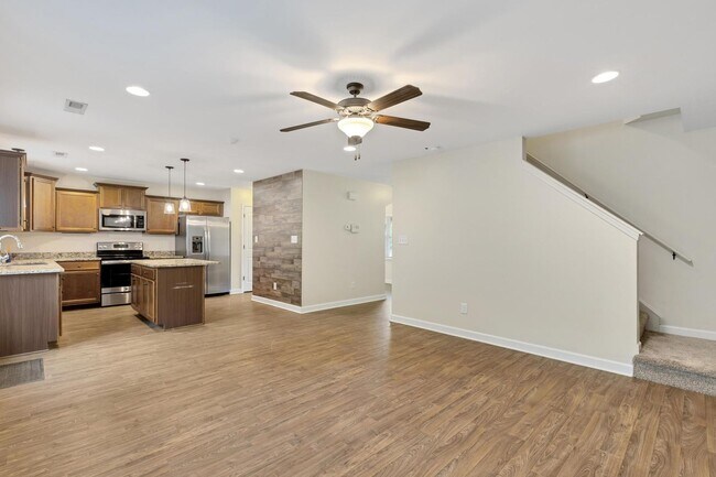 Building Photo - Bridgeport Home with Community Pool!