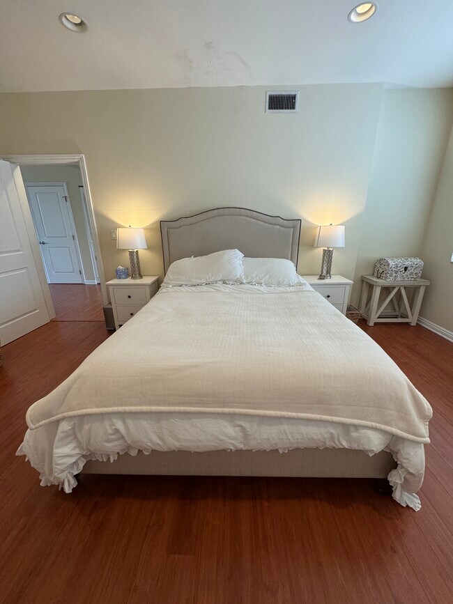 Building Photo - 1845 Beloit Ave