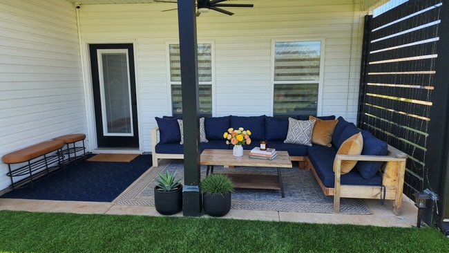 Building Photo - Beautifully maintained home