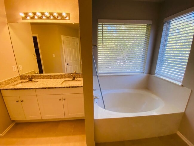 Building Photo - Great Home in Willow Run!