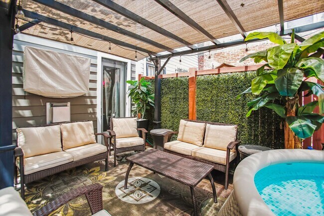 Building Photo - 2 BED PLUS DEN!!! * Fully Furnished and Fa...
