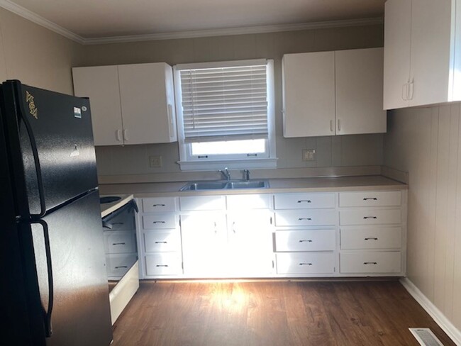 Building Photo - Ready for new tenants June 2025! Downtown ...