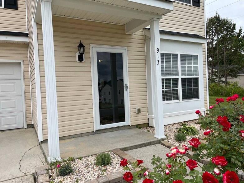 Building Photo - 913 Redford Ln