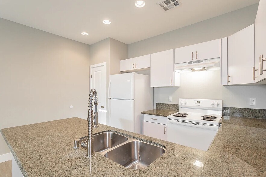 Building Photo - 1701 S Dandelion St