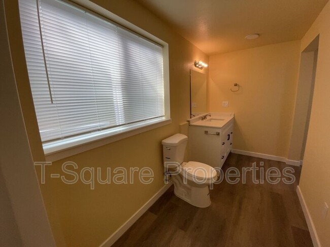 Building Photo - 7041 S 116th Pl