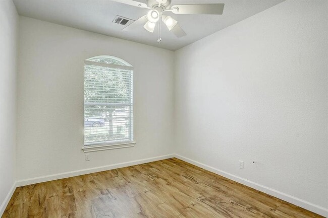 Building Photo - 207 Tolcarne Dr