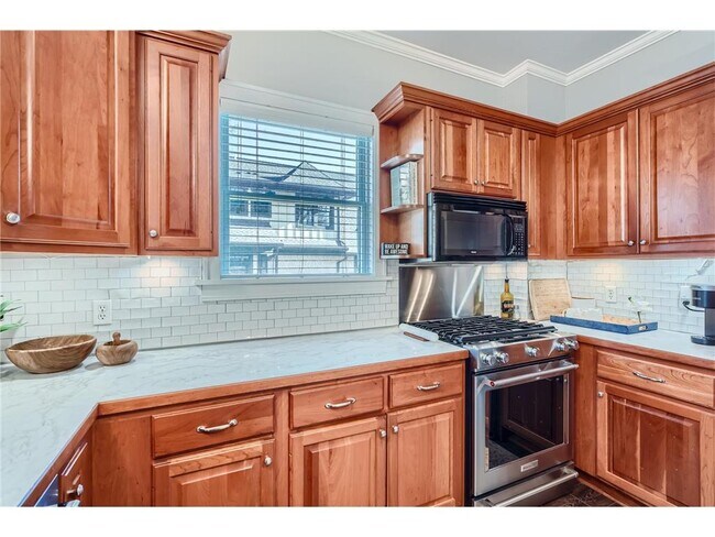 Building Photo - 1045 Lake St E