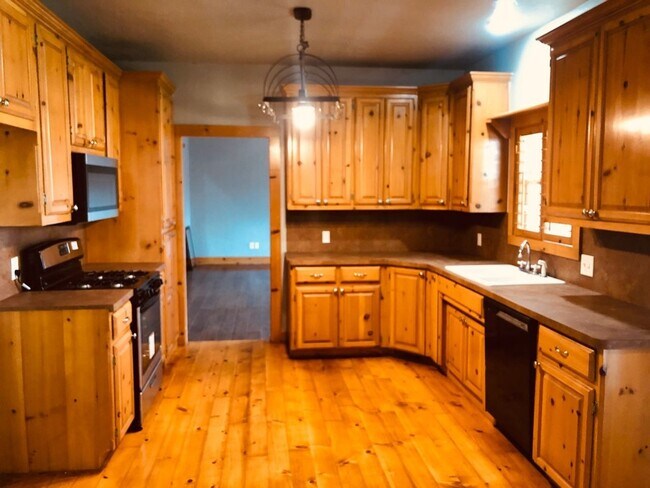 Building Photo - 4 bed + office + Bonus room/2nd Living upstairs, 3 bath on 2+ Acres in Moore Schools !