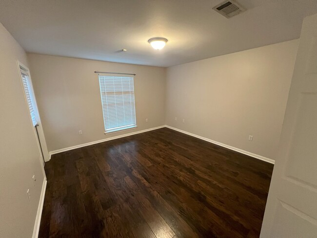 Building Photo - 4 bedroom, 3 bathroom townhouse located in...