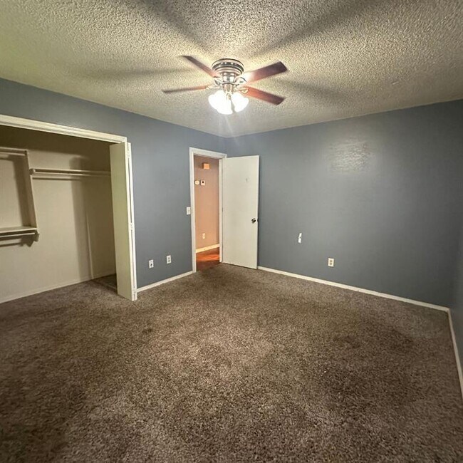 Building Photo - 6928 Woodlake Dr