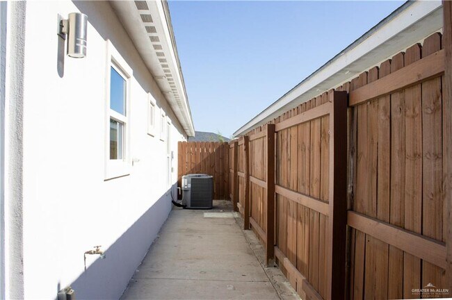 Building Photo - 1600 Angelina Dr