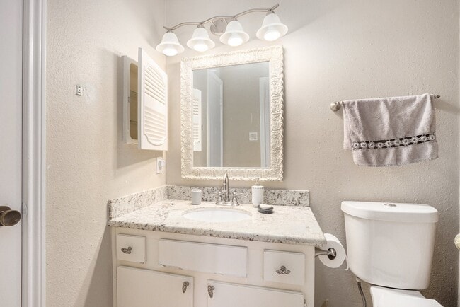 Building Photo - 800 Country Pl Dr