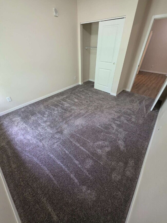 Building Photo - 2 Bedroom | 1 Bathroom 2nd Floor Apartment Available RIGHT NOW!