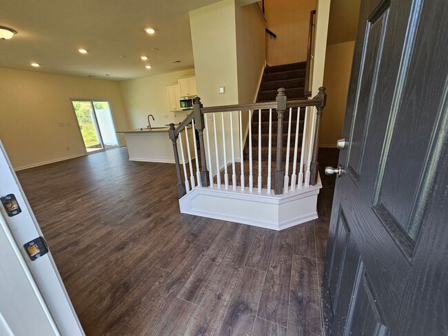 Building Photo - Like New End-Unit townhome in Monroe