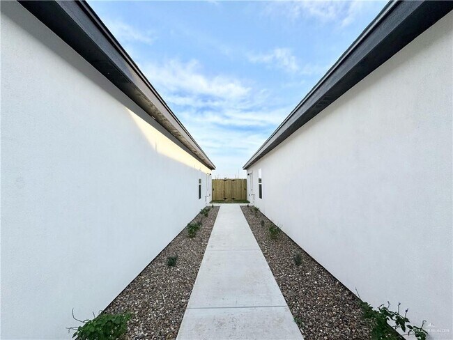 Building Photo - 20 Aryana N Ave