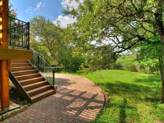 Building Photo - PRELEASING FOR BEGINNING OF JUNE! COME INTO YOUR OASIS!