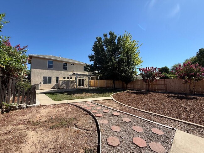 Building Photo - 4-bedroom two story in Sylvan School District!