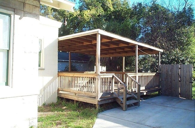 Building Photo - 739 Acosta St