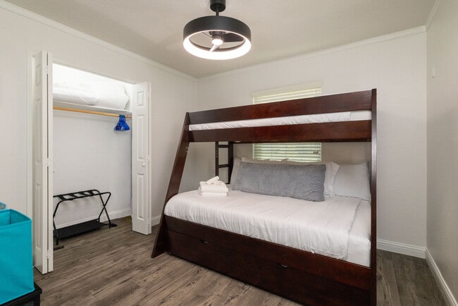 Building Photo - 864 Warwick Dr