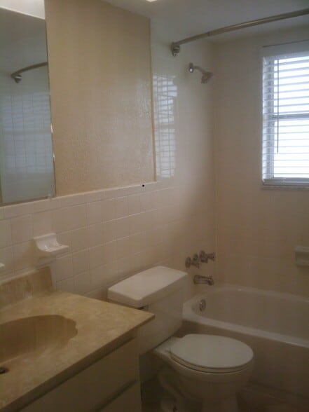 Building Photo - 247 Royal Palms Dr