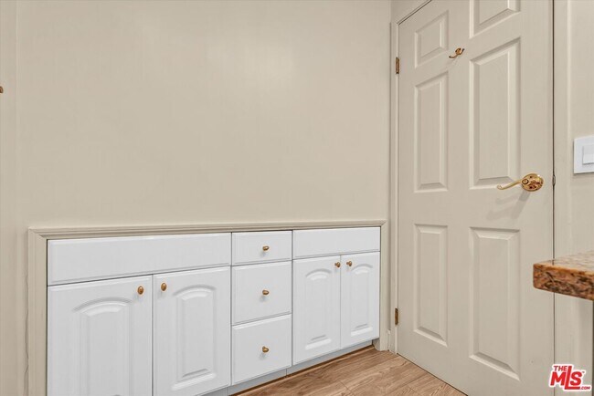 Building Photo - 1131 Alta Loma Rd