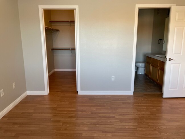 Building Photo - 2 bedroom upgraded condo in Silverado Ranch