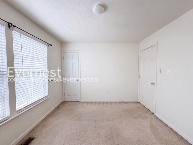 Building Photo - 3 Bed/2 Bath Townhome with Garage / Pet-Friendly / Vouchers Accepted / Available Now!